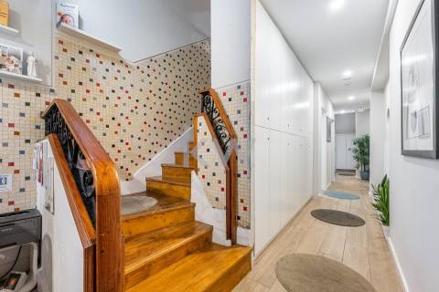 Prédio T9 com jardim, garagem e anexo na Rua das Antas no Porto