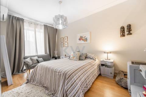 Prédio T9 com jardim, garagem e anexo na Rua das Antas no Porto