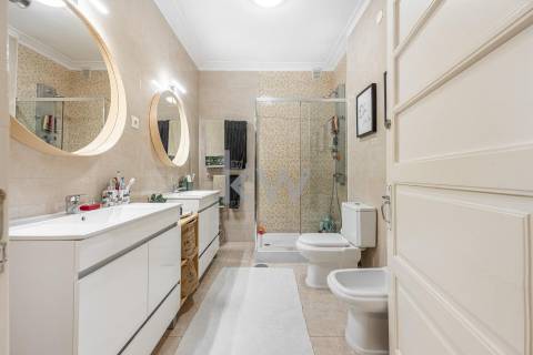 Prédio T9 com jardim, garagem e anexo na Rua das Antas no Porto