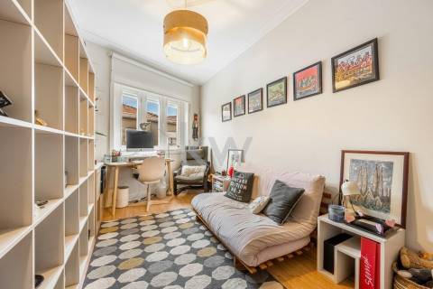 Prédio T9 com jardim, garagem e anexo na Rua das Antas no Porto