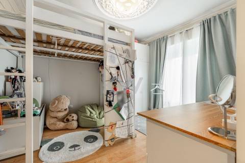 Prédio T9 com jardim, garagem e anexo na Rua das Antas no Porto