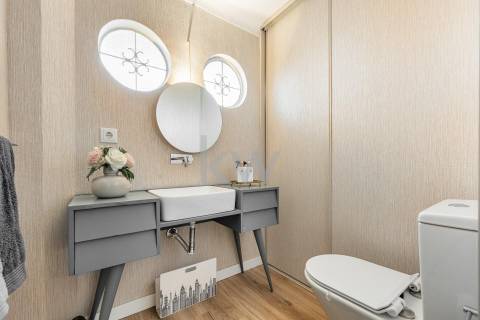 Prédio T9 com jardim, garagem e anexo na Rua das Antas no Porto