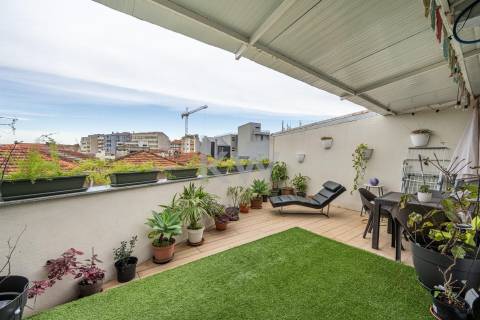 Prédio T9 com jardim, garagem e anexo na Rua das Antas no Porto