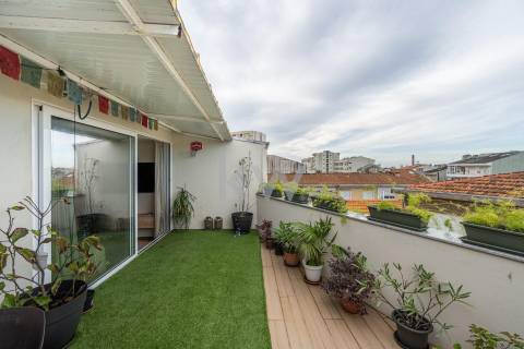 Prédio T9 com jardim, garagem e anexo na Rua das Antas no Porto