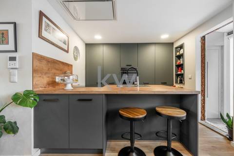 Prédio T9 com jardim, garagem e anexo na Rua das Antas no Porto