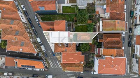 Prédio T9 com jardim, garagem e anexo na Rua das Antas no Porto