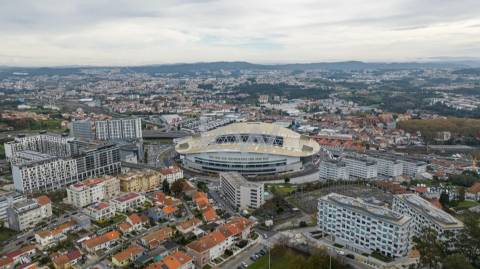 Prédio T9 com jardim, garagem e anexo na Rua das Antas no Porto