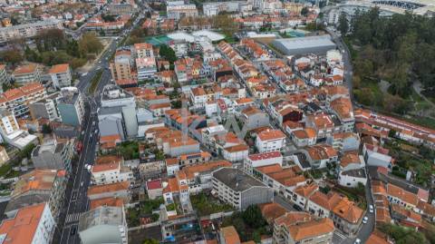 Prédio T9 com jardim, garagem e anexo na Rua das Antas no Porto