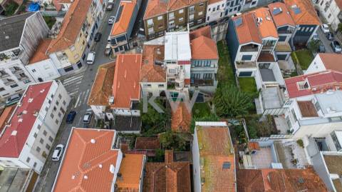 Prédio T9 com jardim, garagem e anexo na Rua das Antas no Porto