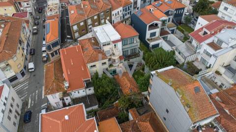 Prédio T9 com jardim, garagem e anexo na Rua das Antas no Porto