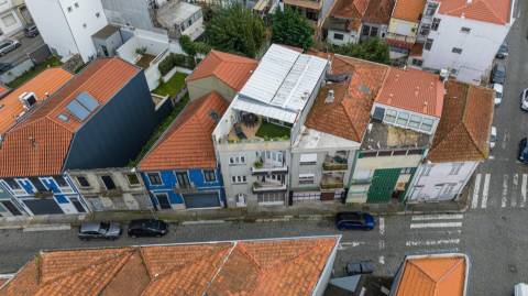 Prédio T9 com jardim, garagem e anexo na Rua das Antas no Porto