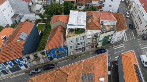 Prédio T9 com jardim, garagem e anexo na Rua das Antas no Porto