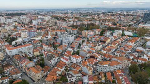 Prédio T9 com jardim, garagem e anexo na Rua das Antas no Porto