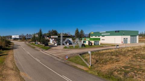 Estação de Serviço, Loja, Pavilhão e Rampa de Lavagem em Salto - Montalegre