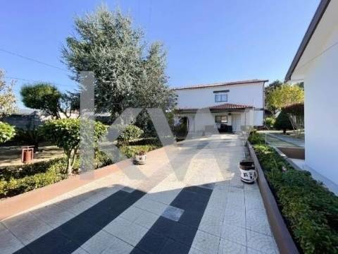 Moradia T4 Isolada Sobreira - Paredes para 1 ou 2 Familias com terreno com 980m2