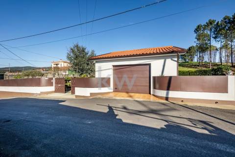 Moradia T4 Isolada Sobreira - Paredes para 1 ou 2 Familias com terreno com 980m2