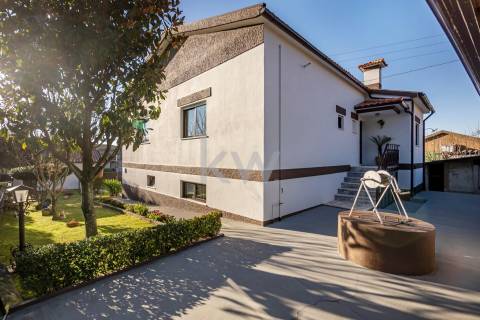 Moradia T4 Isolada Sobreira - Paredes para 1 ou 2 Familias com terreno com 980m2