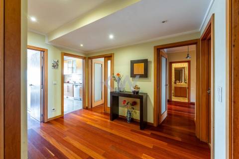 Espaçoso Apartamento T4 com 205m2 de ABC - Zona Privilegiada da Maia, Porto