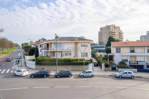 Moradia na Foz com três pisos, três frentes, vistas desafogadas, construção Ferreira dos Santos. 
