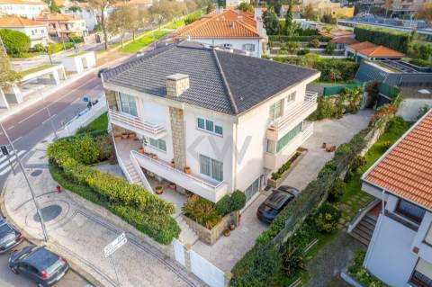 Moradia na Foz com três pisos, três frentes, vistas desafogadas, construção Ferreira dos Santos. 