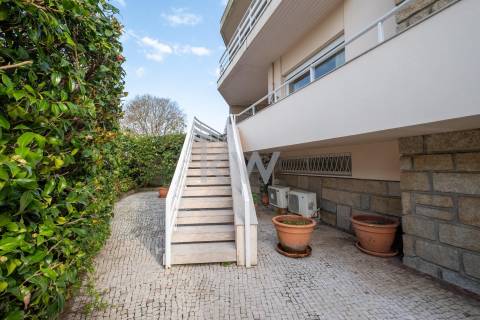 Moradia na Foz com três pisos, três frentes, vistas desafogadas, construção Ferreira dos Santos. 