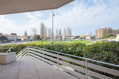 Moradia na Foz com três pisos, três frentes, vistas desafogadas, construção Ferreira dos Santos. 