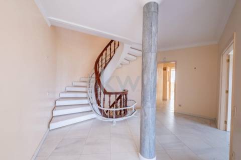 Moradia na Foz com três pisos, três frentes, vistas desafogadas, construção Ferreira dos Santos. 