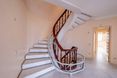 Moradia na Foz com três pisos, três frentes, vistas desafogadas, construção Ferreira dos Santos. 