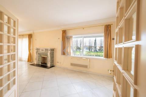 Moradia na Foz com três pisos, três frentes, vistas desafogadas, construção Ferreira dos Santos. 