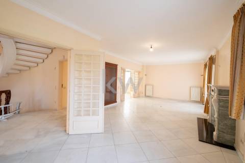 Moradia na Foz com três pisos, três frentes, vistas desafogadas, construção Ferreira dos Santos. 