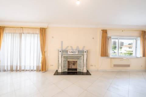 Moradia na Foz com três pisos, três frentes, vistas desafogadas, construção Ferreira dos Santos. 