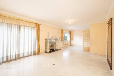 Moradia na Foz com três pisos, três frentes, vistas desafogadas, construção Ferreira dos Santos. 