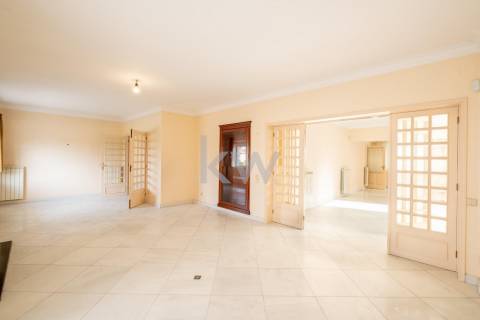 Moradia na Foz com três pisos, três frentes, vistas desafogadas, construção Ferreira dos Santos. 