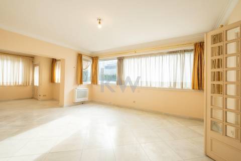 Moradia na Foz com três pisos, três frentes, vistas desafogadas, construção Ferreira dos Santos. 