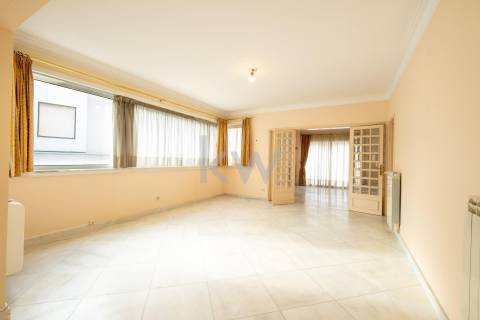 Moradia na Foz com três pisos, três frentes, vistas desafogadas, construção Ferreira dos Santos. 