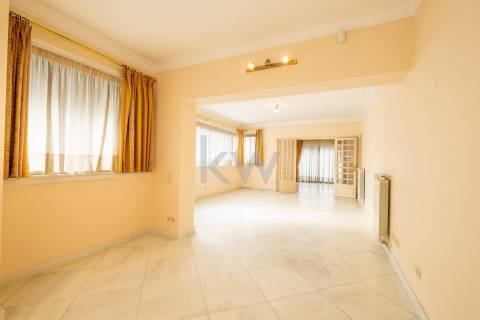 Moradia na Foz com três pisos, três frentes, vistas desafogadas, construção Ferreira dos Santos. 