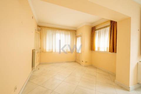 Moradia na Foz com três pisos, três frentes, vistas desafogadas, construção Ferreira dos Santos. 