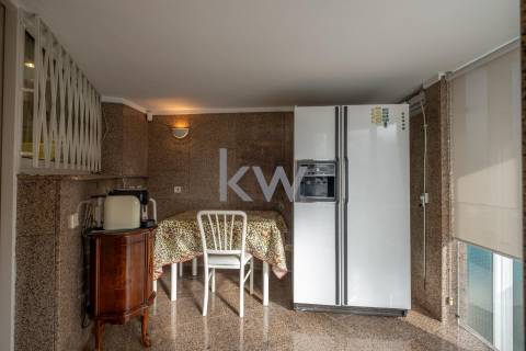 Moradia na Foz com três pisos, três frentes, vistas desafogadas, construção Ferreira dos Santos. 