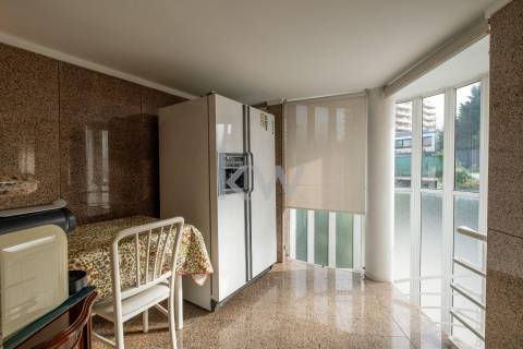 Moradia na Foz com três pisos, três frentes, vistas desafogadas, construção Ferreira dos Santos. 