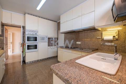 Moradia na Foz com três pisos, três frentes, vistas desafogadas, construção Ferreira dos Santos. 