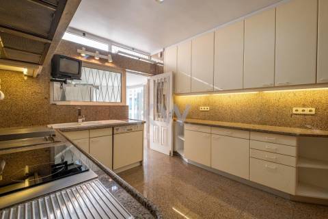 Moradia na Foz com três pisos, três frentes, vistas desafogadas, construção Ferreira dos Santos. 