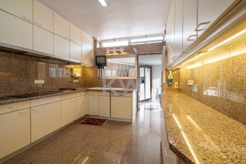 Moradia na Foz com três pisos, três frentes, vistas desafogadas, construção Ferreira dos Santos. 