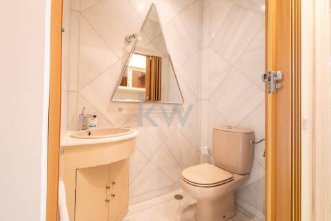 Moradia na Foz com três pisos, três frentes, vistas desafogadas, construção Ferreira dos Santos. 