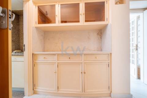 Moradia na Foz com três pisos, três frentes, vistas desafogadas, construção Ferreira dos Santos. 