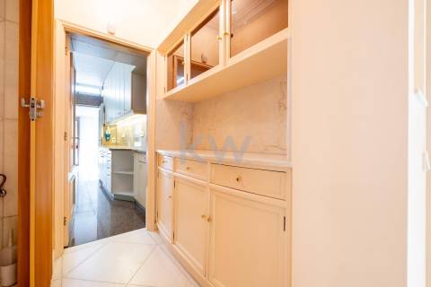 Moradia na Foz com três pisos, três frentes, vistas desafogadas, construção Ferreira dos Santos. 