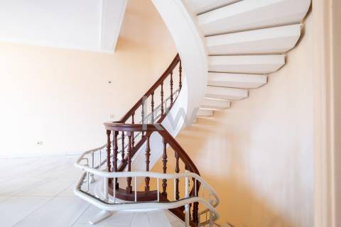 Moradia na Foz com três pisos, três frentes, vistas desafogadas, construção Ferreira dos Santos. 