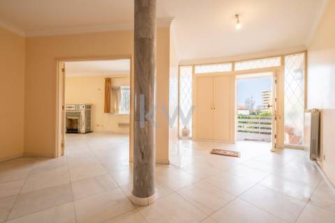 Moradia na Foz com três pisos, três frentes, vistas desafogadas, construção Ferreira dos Santos. 