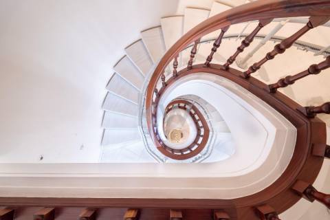 Moradia na Foz com três pisos, três frentes, vistas desafogadas, construção Ferreira dos Santos. 