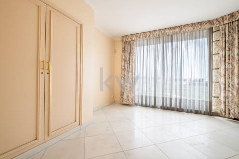 Moradia na Foz com três pisos, três frentes, vistas desafogadas, construção Ferreira dos Santos. 