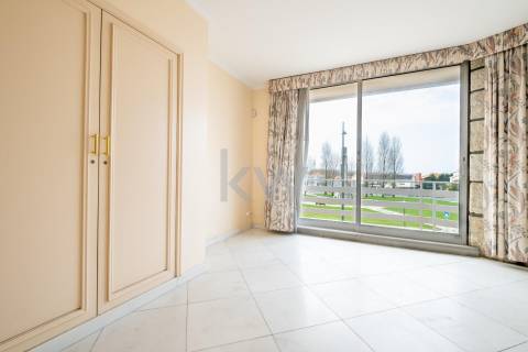 Moradia na Foz com três pisos, três frentes, vistas desafogadas, construção Ferreira dos Santos. 